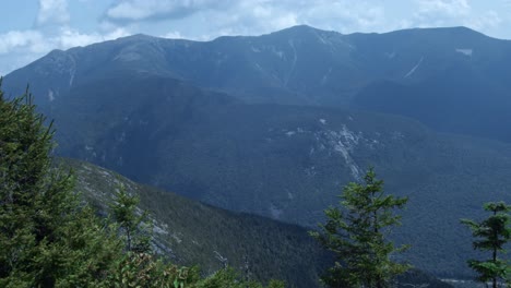 Berggipfel-Liegen-In-Den-Weißen-Bergen-Von-New-Hampshire,-Während-Die-Kamera-Schwenkt,-Um-Eine-Kurvenreiche-Straße-Zu-Enthüllen