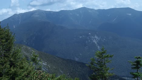 Los-Picos-De-Las-Montañas-Se-Encuentran-Dentro-De-Las-Montañas-Blancas-De-New-Hampshire-Mientras-La-Cámara-Se-Desplaza-Para-Revelar-Un-Camino-Sinuoso