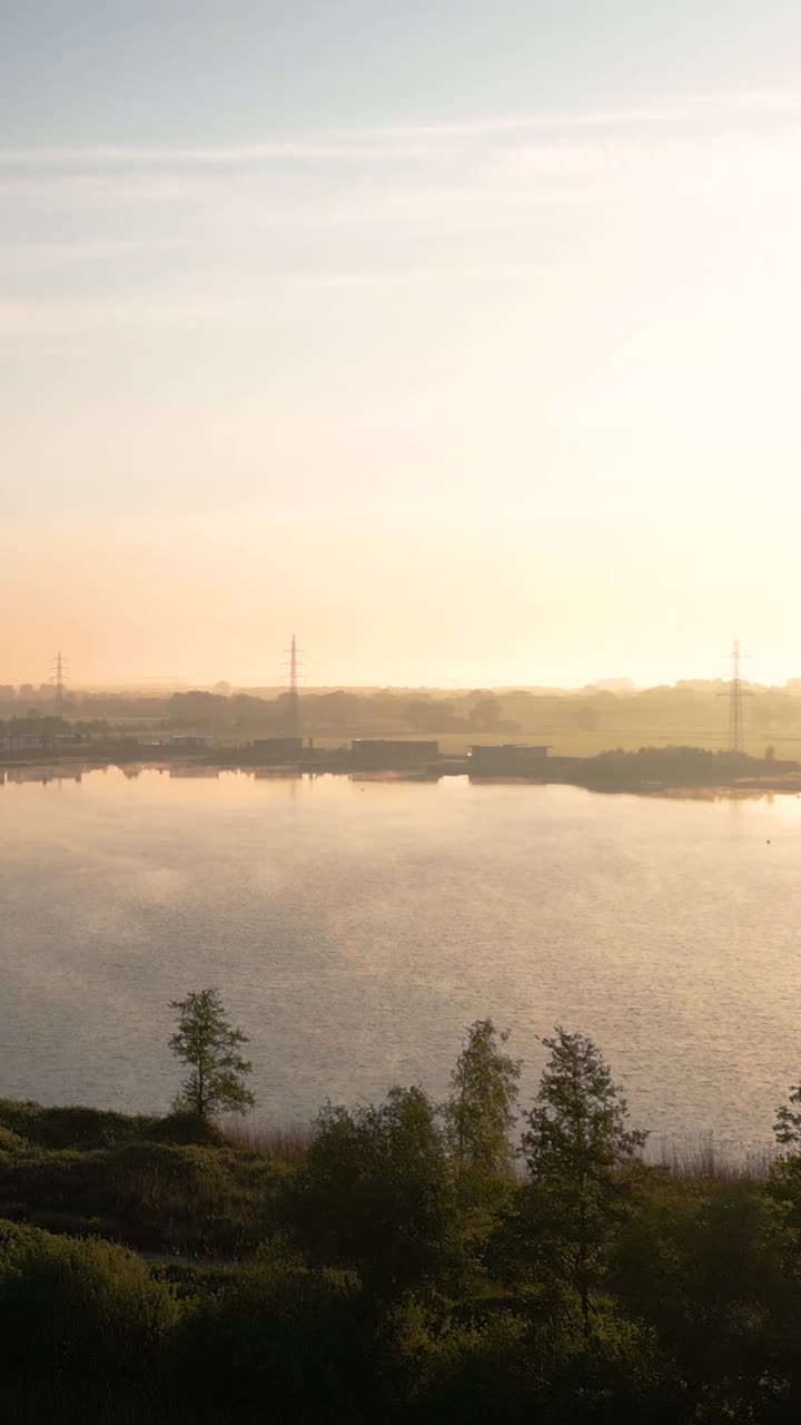 은 호수 위의 해가 뜨고 반사
