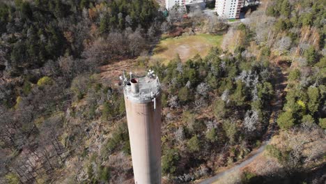 parte superior de la chimenea de una planta de calefacción, concepto industrial, seguimiento aéreo
