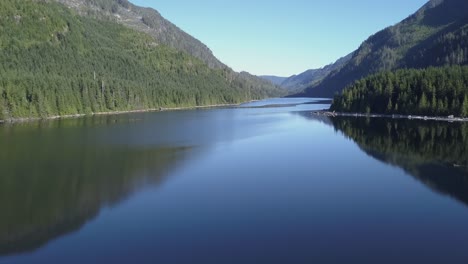 Tiefflug-über-Glasigen-Tiefblauen-Bergsee