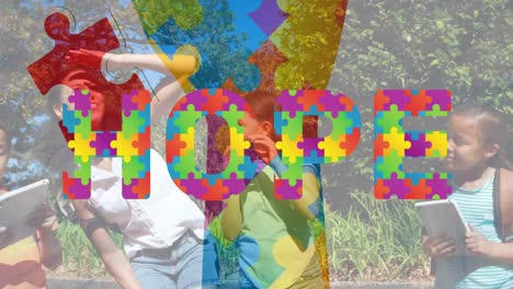 animación de piezas de rompecabezas coloridas, esperanza texto del mes de concienciación sobre el autismo sobre los niños