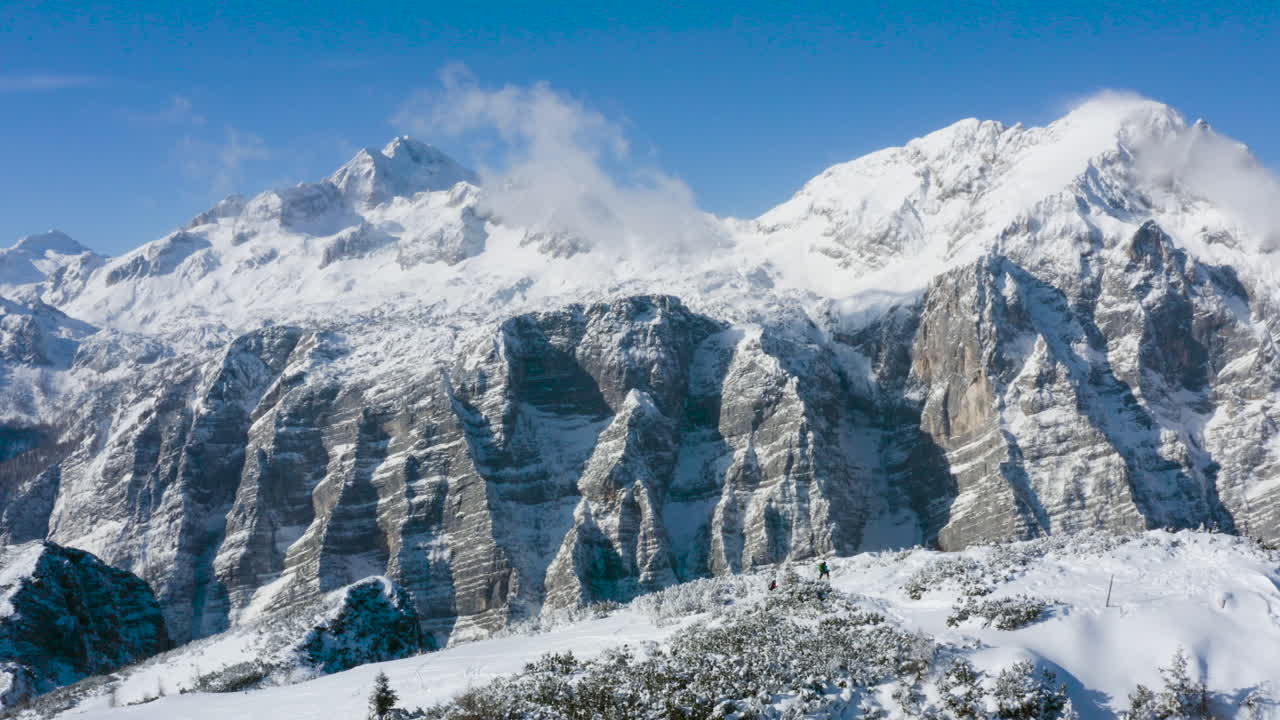 picos de montañas nevadas en invierno
