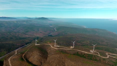 vista panorámica de las turbinas eólicas en el parque eólico de una zona desierta- norte de chile
