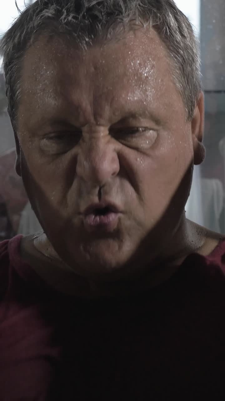 Uomo esausto dopo l'allenamento