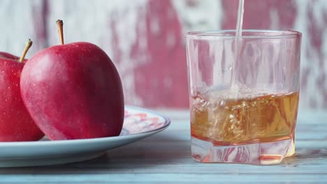 manzanas rojas y jugo de manzana