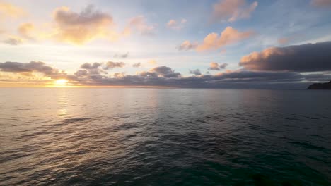 Un-Dron-Disparó-Sobre-El-Océano-Durante-La-Puesta-De-Sol-Captando-Múltiples-Acantilados-Y-Pequeñas-Islas-En-Porto-Santo.