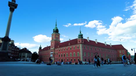 Menschen-Auf-Dem-Schlossplatz-Rund-Um-Das-Königliche-Schloss-In-Der-Altstadt,-Warschau,-Polen