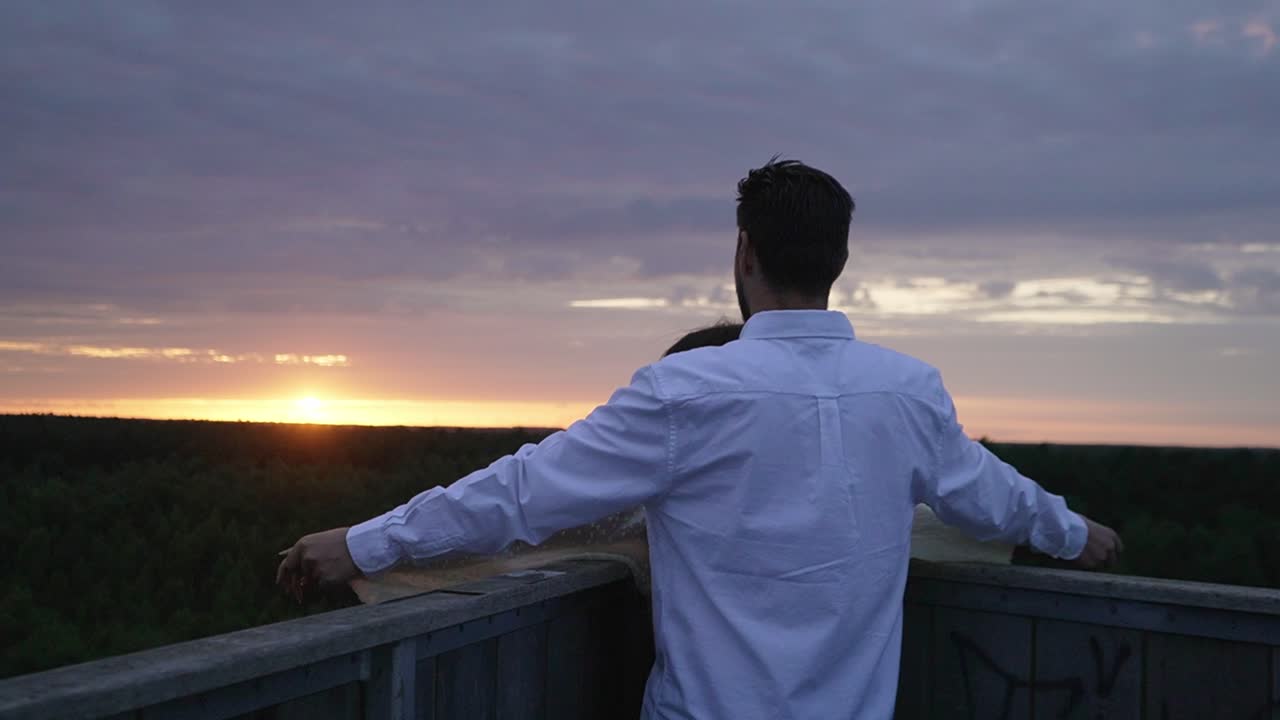 아름다운 전망을 가지고 있는 동안 그들이 타이타닉에 있다고 놀고 있는 커플