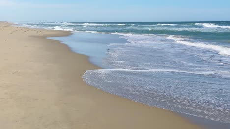 Schöner-Sonniger-Tag-An-Einem-Ruhigen,-Unberührten-Strand-Mit-Blauem-Himmel-In-North-Carolina-An-Den-äußeren-Ufern-In-Nags-Head-Im-Frühsommer