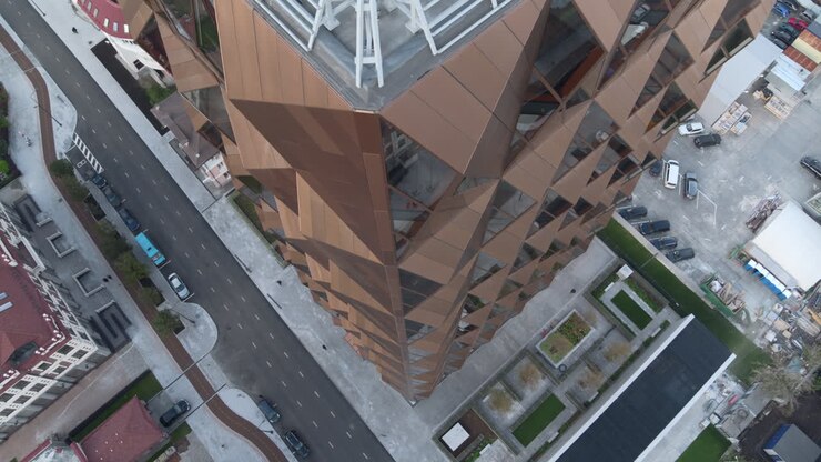 Vista aerea di un edificio cittadino con design architettonico moderno