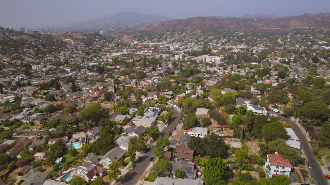 Sorvolo aereo del bellissimo quartiere di Eagle Rock a Los Angeles, California, in una bella giornata estiva.
