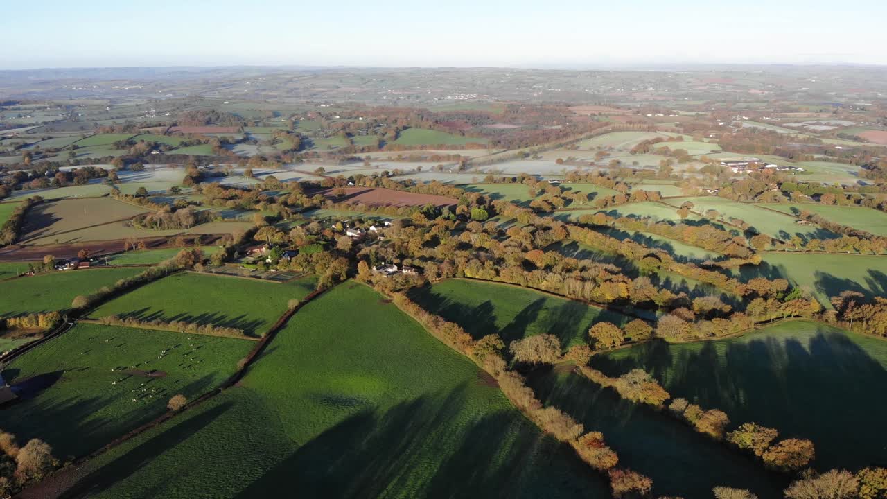 toma delantera aérea tomada temprano en la mañana mirando hacia el valle de culm devon, inglaterra