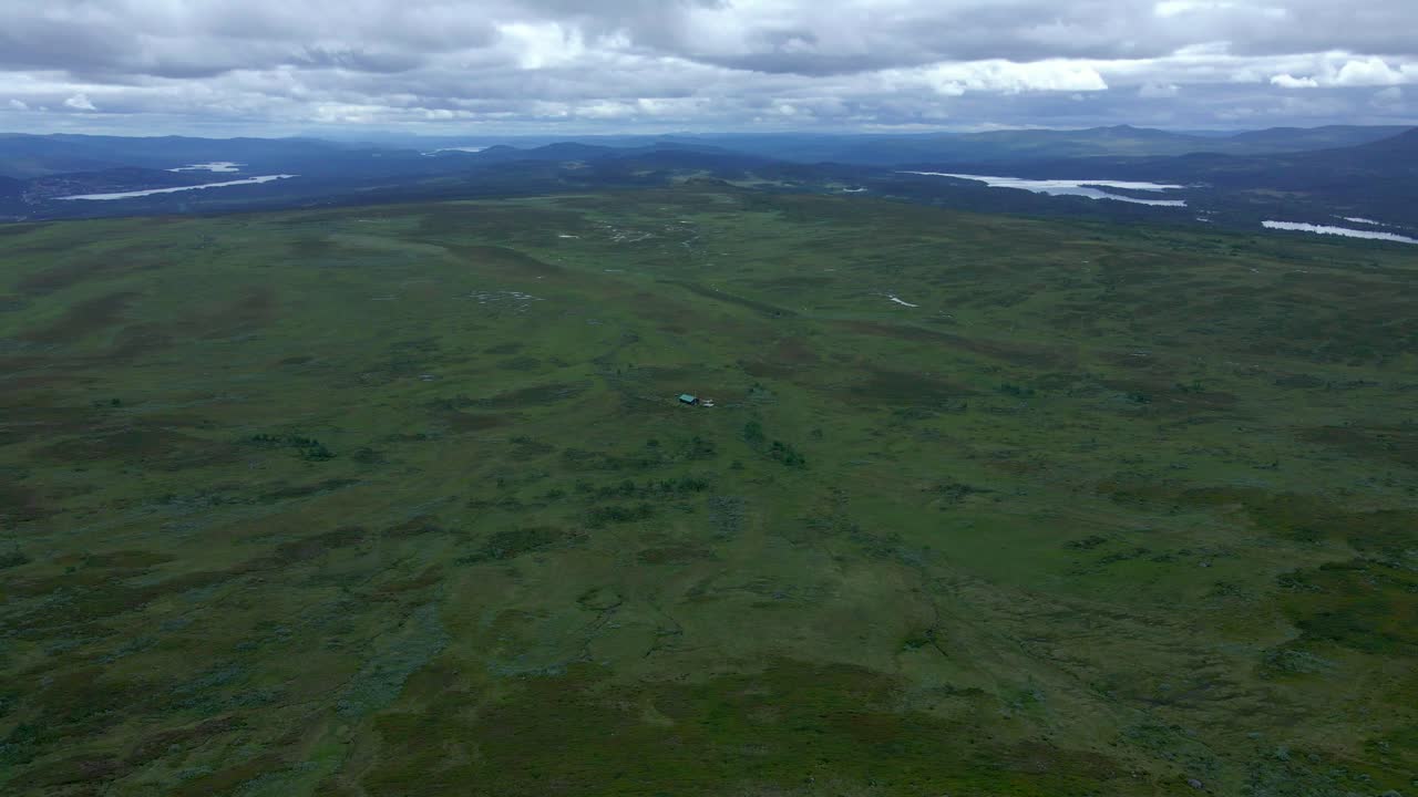 кадры с орбитального беспилотника показывают небольшой коттедж вдали от дорог в горах швеции
