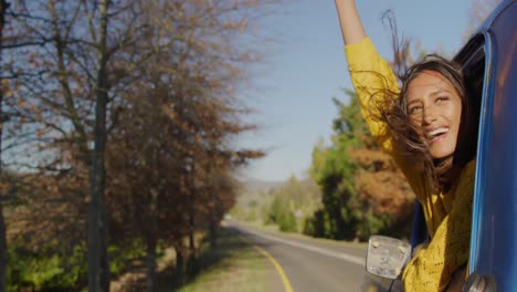 mujer joven en un viaje por carretera en camioneta