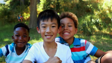 retrato de niños felices sentados en el parque