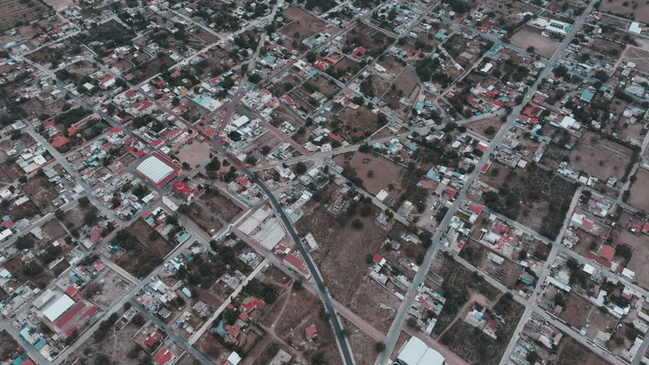 imágenes de drones de nopaltec, méxico, capturando escenas de la ciudad con coches, casas, edificios, calles y árboles en un entorno rural