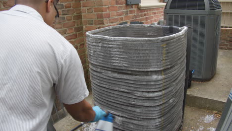 limpieza de un hvac o unidad de calefacción y aire acondicionado