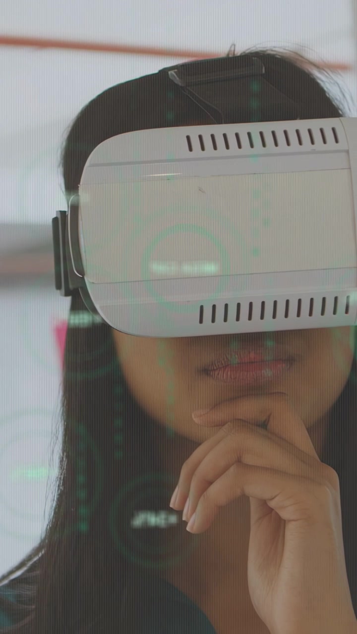 Vídeo vertical: Mulher usando óculos VR, mão no queixo e virando enquanto o display ativa para teste de UX.