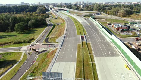 Autopista-Disparada-Por-Drones-Que-Muestra-Carriles-Con-Túneles-Y-Viaductos-Fuera-De-La-Ciudad-De-Varsovia,-Polonia