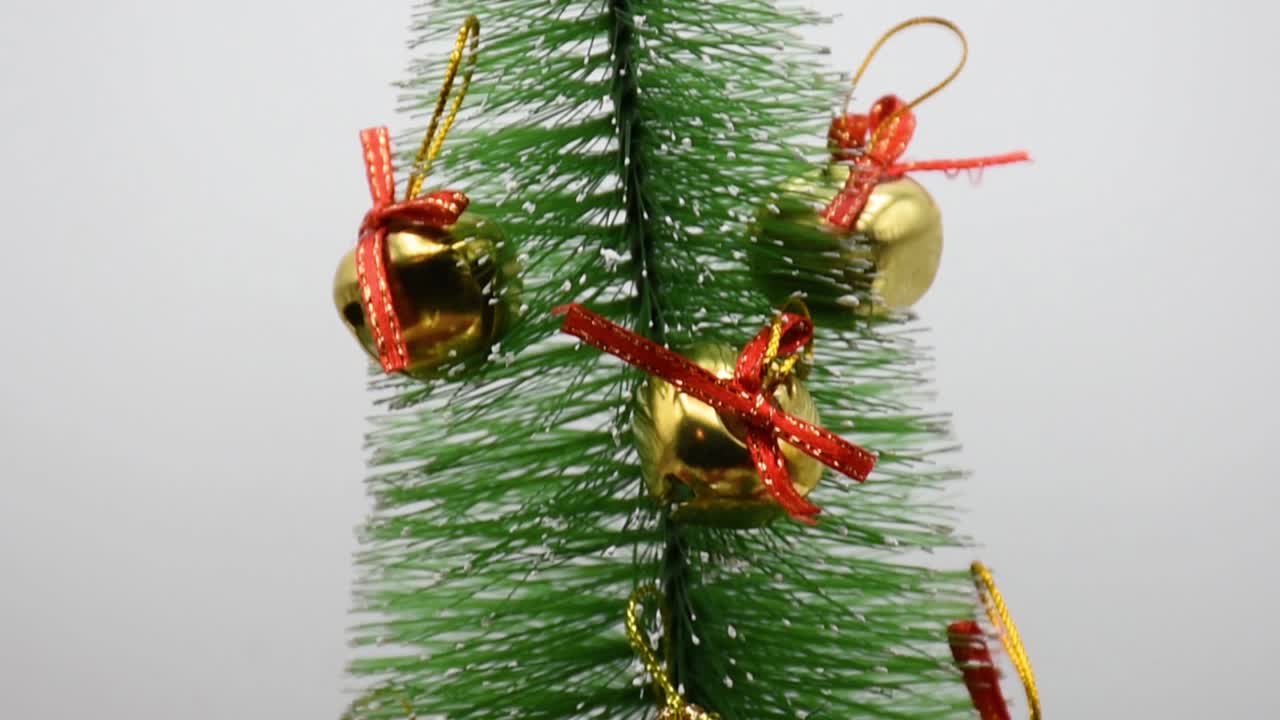 decoraciones de Navidad en un fondo blanco