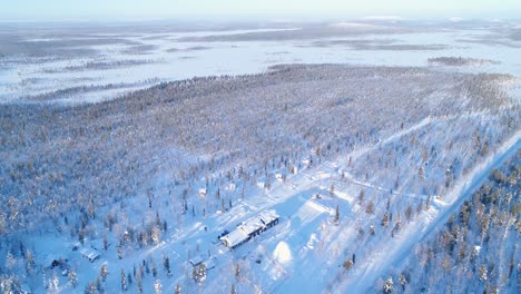 空中圖片顯示在芬蘭康加斯的雪覆蓋的北極光牧場的樹木和住宿 2