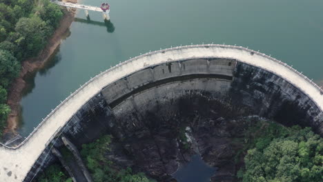 Vista-Aérea-De-Una-Presa-De-Agua-En-Un-Pequeño-Río-De-Montaña