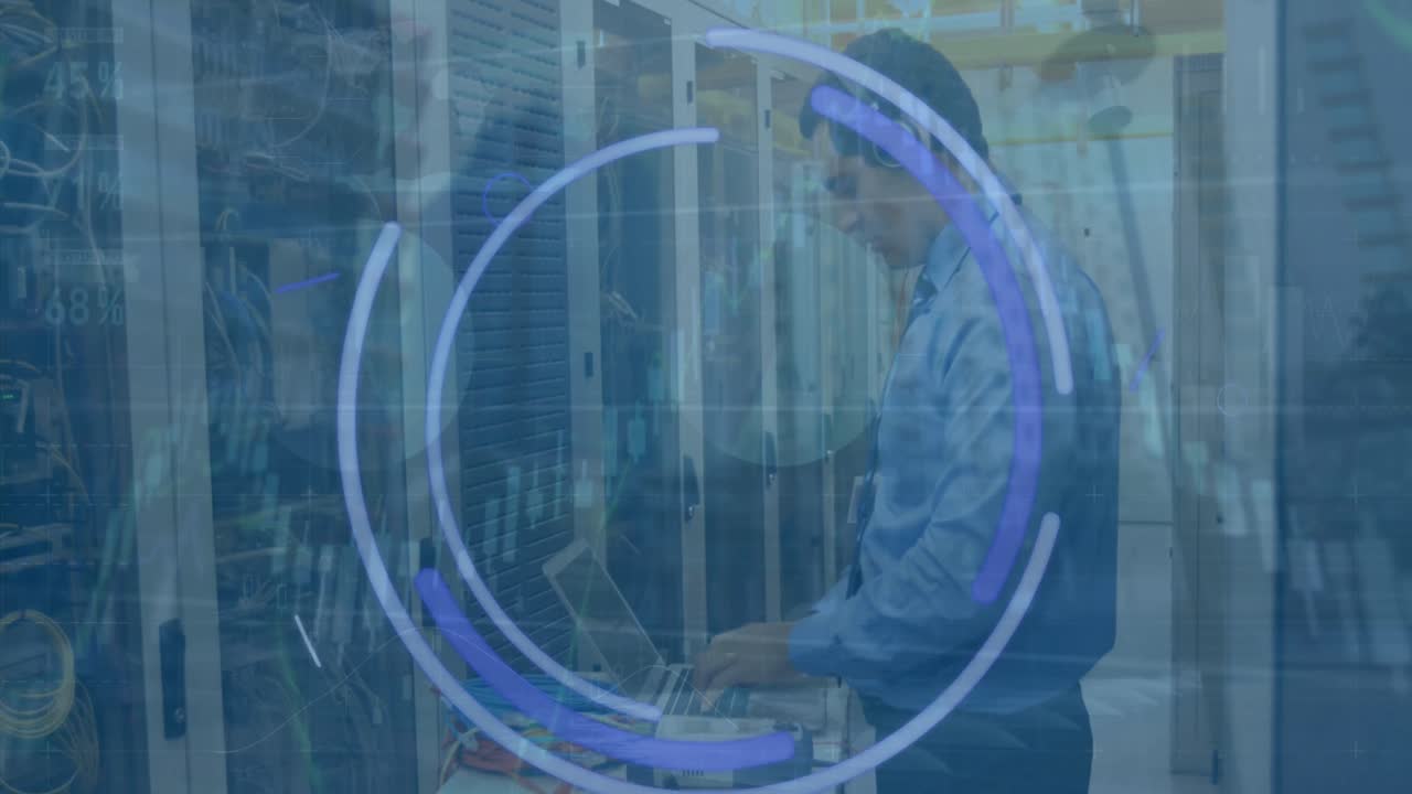 animazione di grafici e occhio su server di controllo dell'uomo caucasico