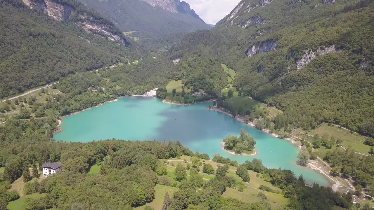 antena de un lago azul perfecto en medio de los alpes en europa, lago di tenno, ville del monte, italia