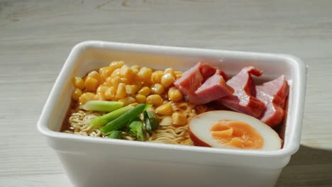 preparando ramen instantáneo con ingredientes