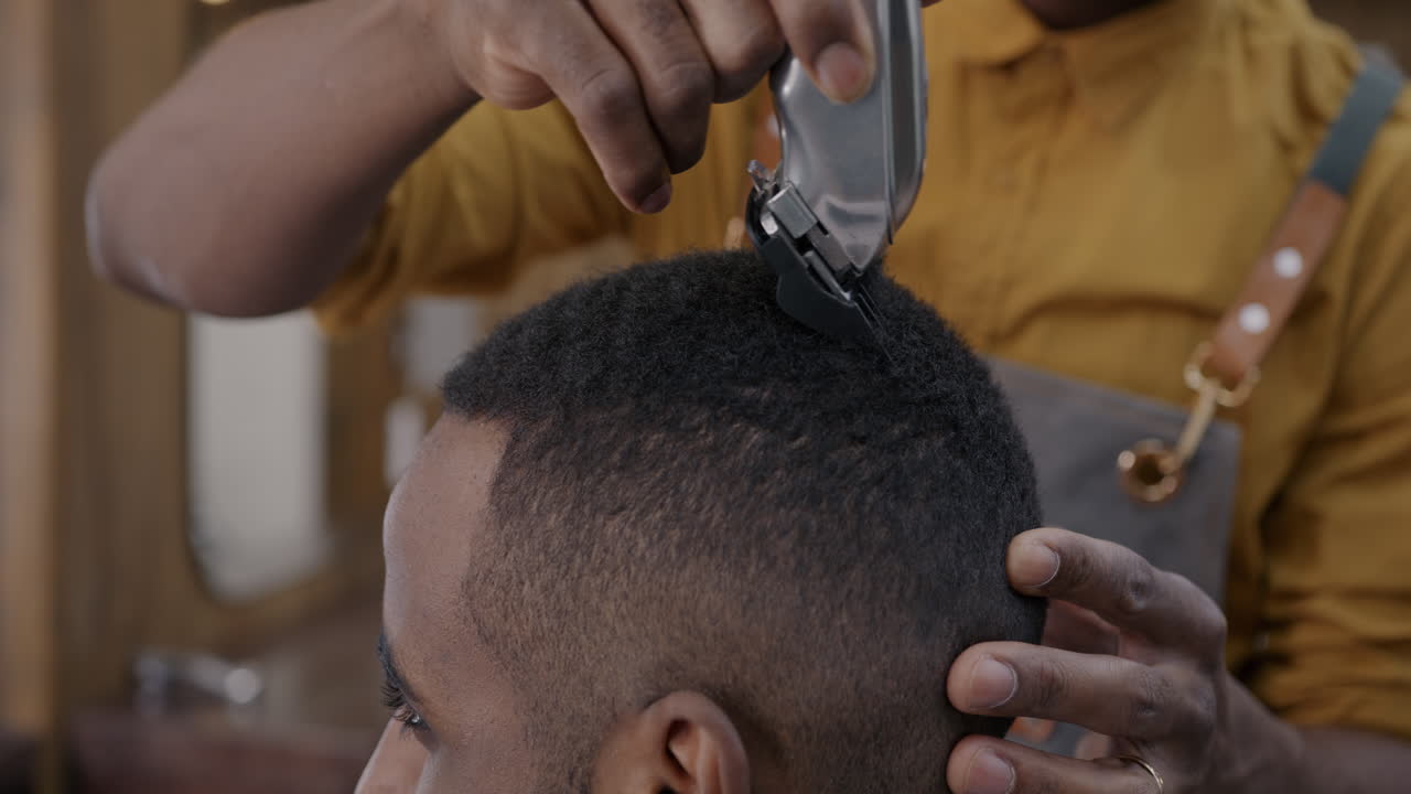 un hombre se corta el cabello.