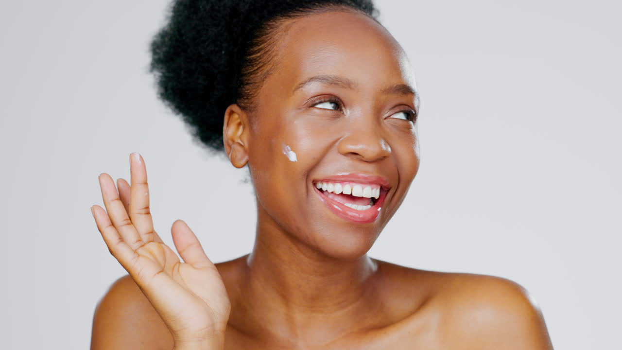 rostro, producto y cuidado de la piel con un modelo negro