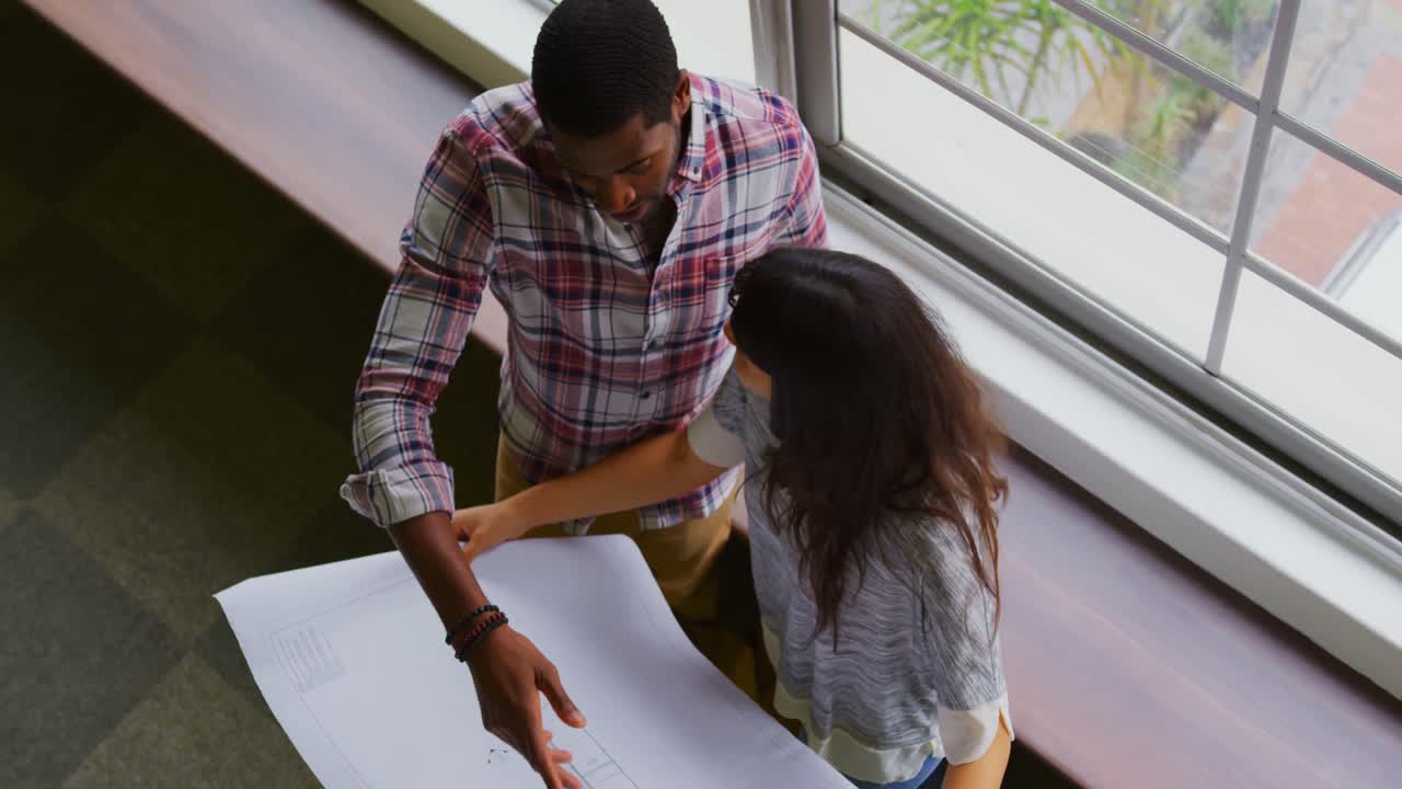 gente de negocios trabajando juntos en un plano en una oficina moderna 4k