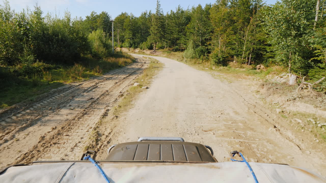 suv는 극도로 나쁜 비포장 도로를 타고 3축 샷에서 탑 뷰가 안정화되었습니다.