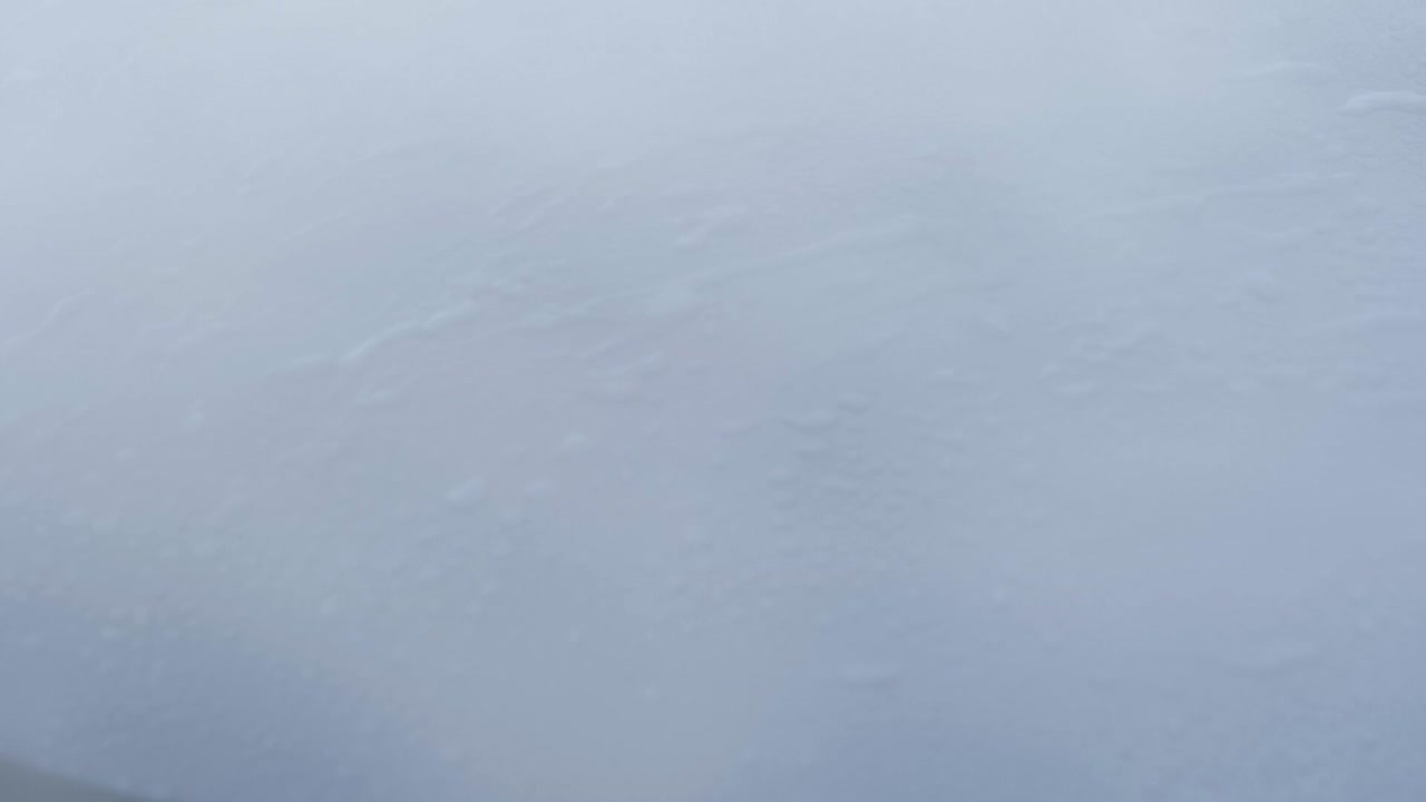 gotas de agua rodando fuera del coche