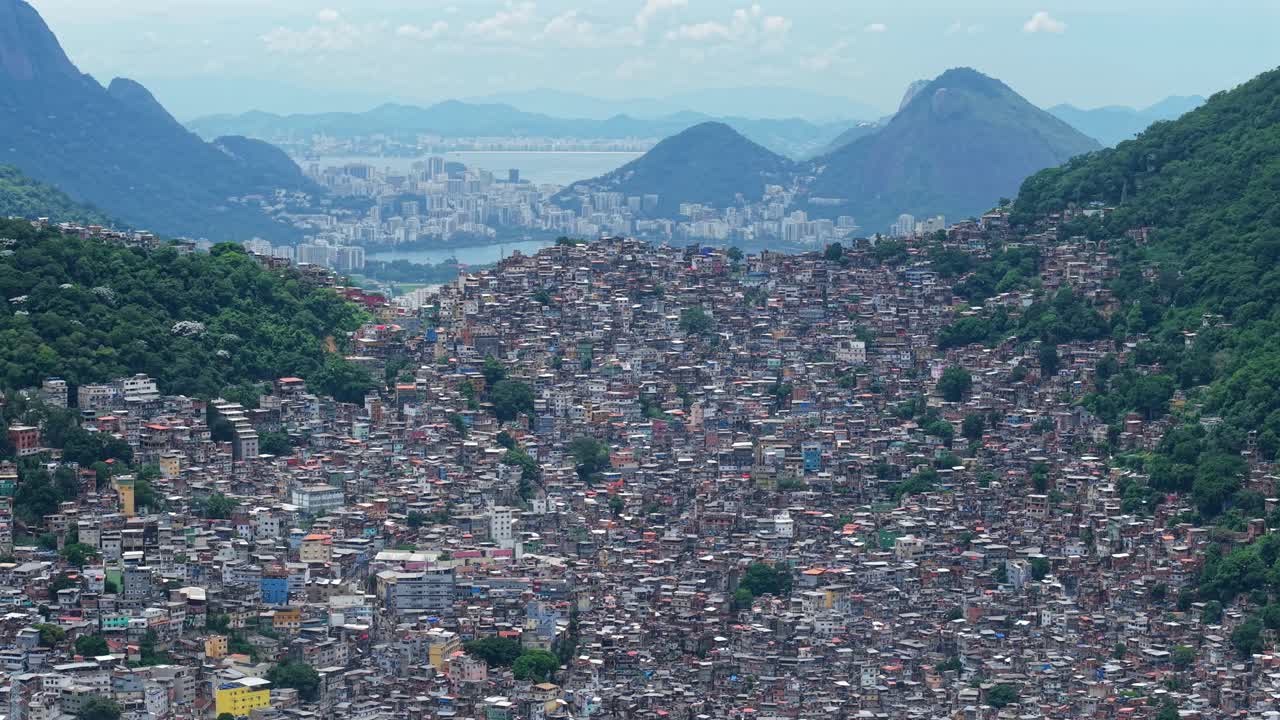 Introducerende luchtopname van Rocinha Favela, een dichte stedelijke gemeenschap in Rio de Janeiro, Brazilië. Het grootste favela-landschap.