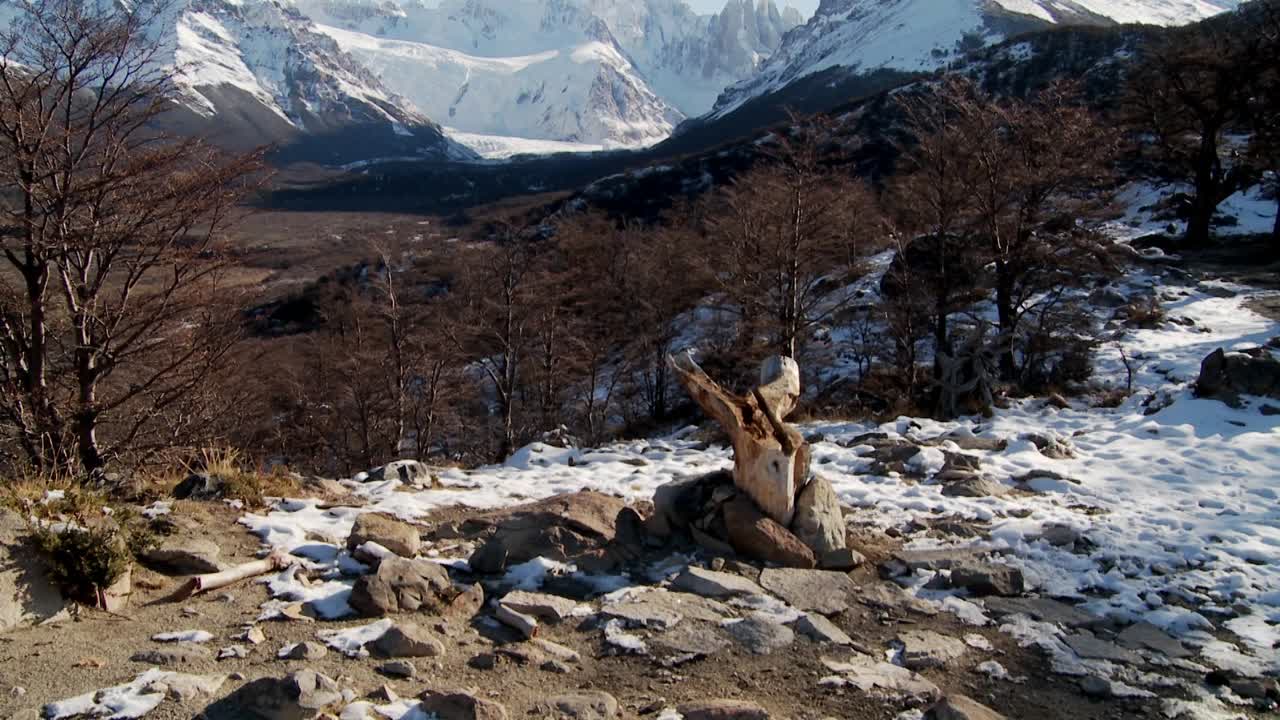 Panoramica verso l'alto della straordinaria catena montuosa del Fitz Roy in Patagonia, Argentina, al crepuscolo