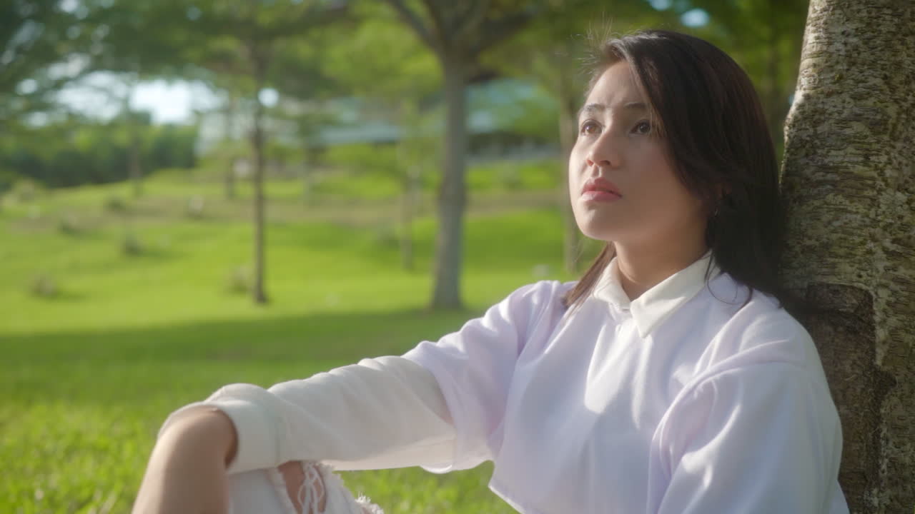 낮에 도시 공원에서 쉬고 있는 예쁜 십대 소녀의 초상화