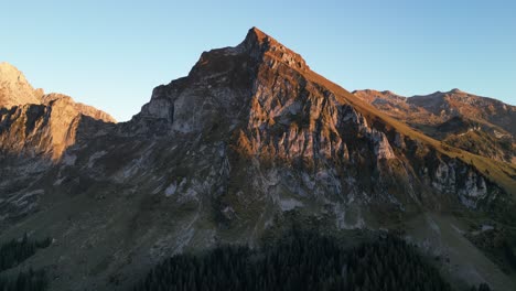 Luftdrohnenaufnahme-Des-Obersee-Fronalpstock-Glarus-Näfels,-Felsige-Berge-Mit-Blauem-Himmel-Und-Goldenem-Licht