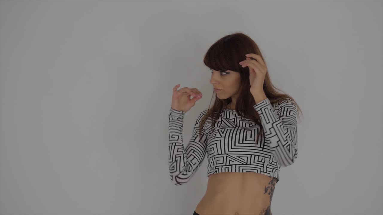 mujer posando en top de moda