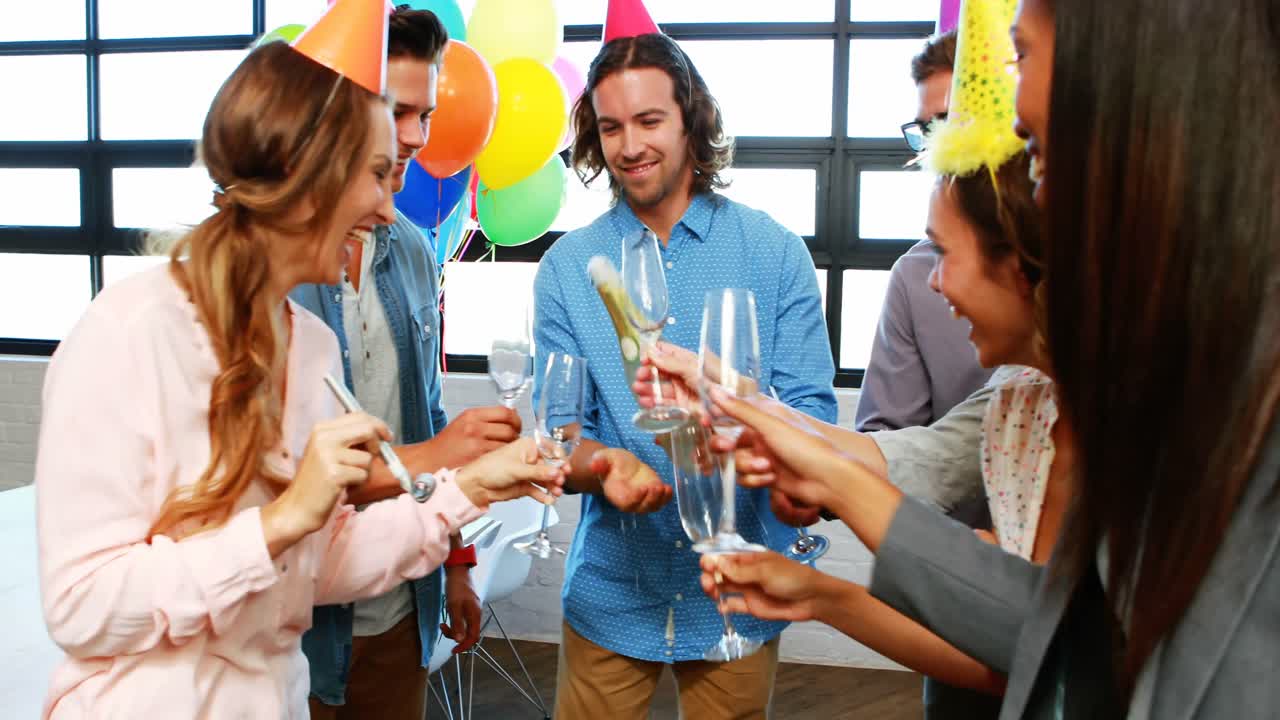ワインを飲むビジネスマン