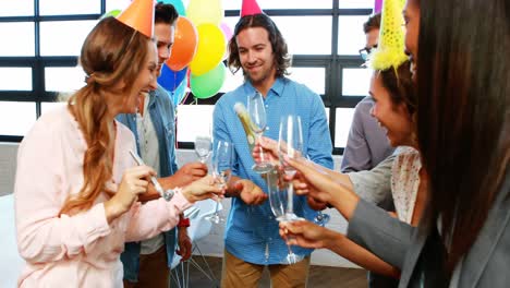 hombres de negocios con vino