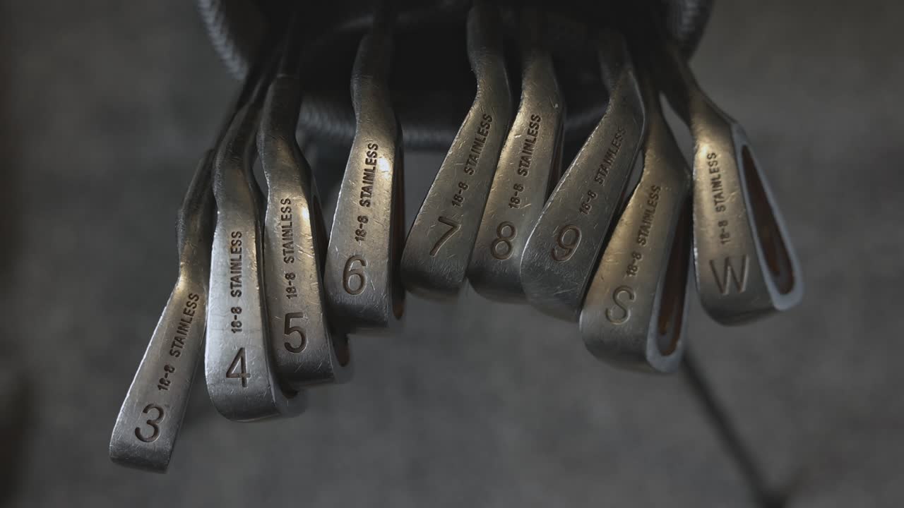 골퍼의 가방 안에 있는 골프 클럽의 전체 세트의 상단 아래