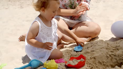 Niña-Jugando-Con-Juguetes-Para-La-Arena-En-La-Playa.