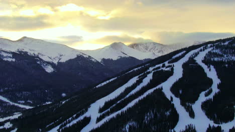 Colorido-Amanecer-Sobre-Los-Picos-De-Las-Montañas-Cubiertas-De-Nieve