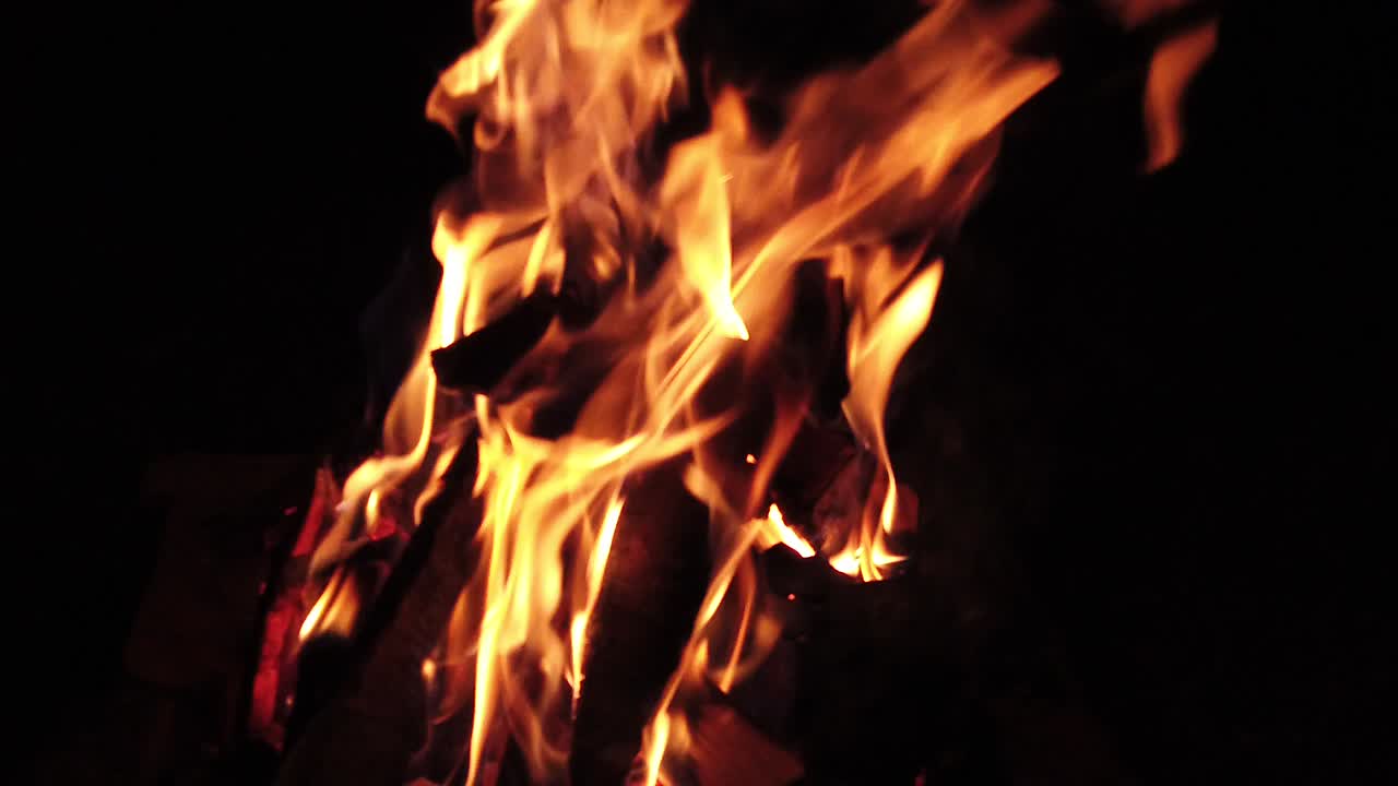Un fuoco di legna che brucia nella notte, ripresa al rallentatore.
