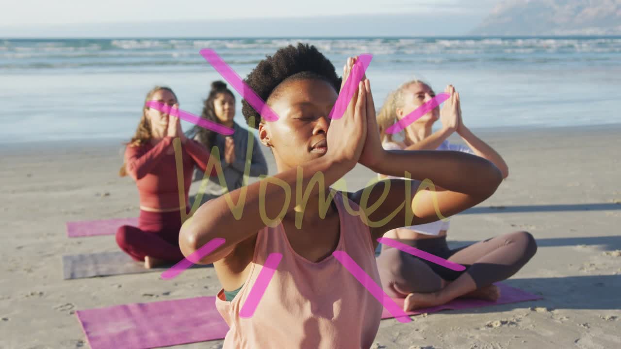Führende Frau atmet, hebt die Hände über den Kopf, leitet Gruppen-Yoga am Strand, 'Frauen'-Overlay synchronisiert sich.