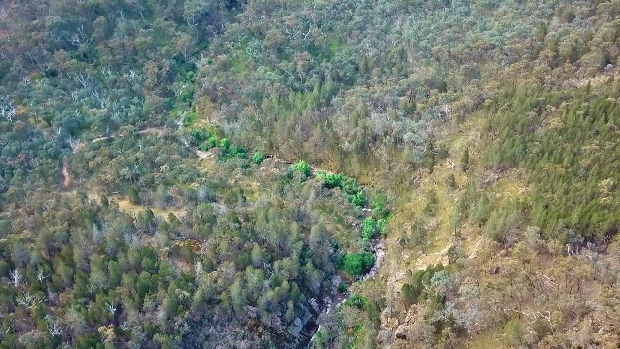 vista aérea sobre spring creek, sobre las cascadas de beechworth, en el noreste de victoria, australia noviembre de 2021