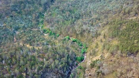 Vista-Aérea-Sobre-Spring-Creek,-Sobre-Las-Cascadas-De-Beechworth,-En-El-Noreste-De-Victoria,-Australia-Noviembre-De-2021