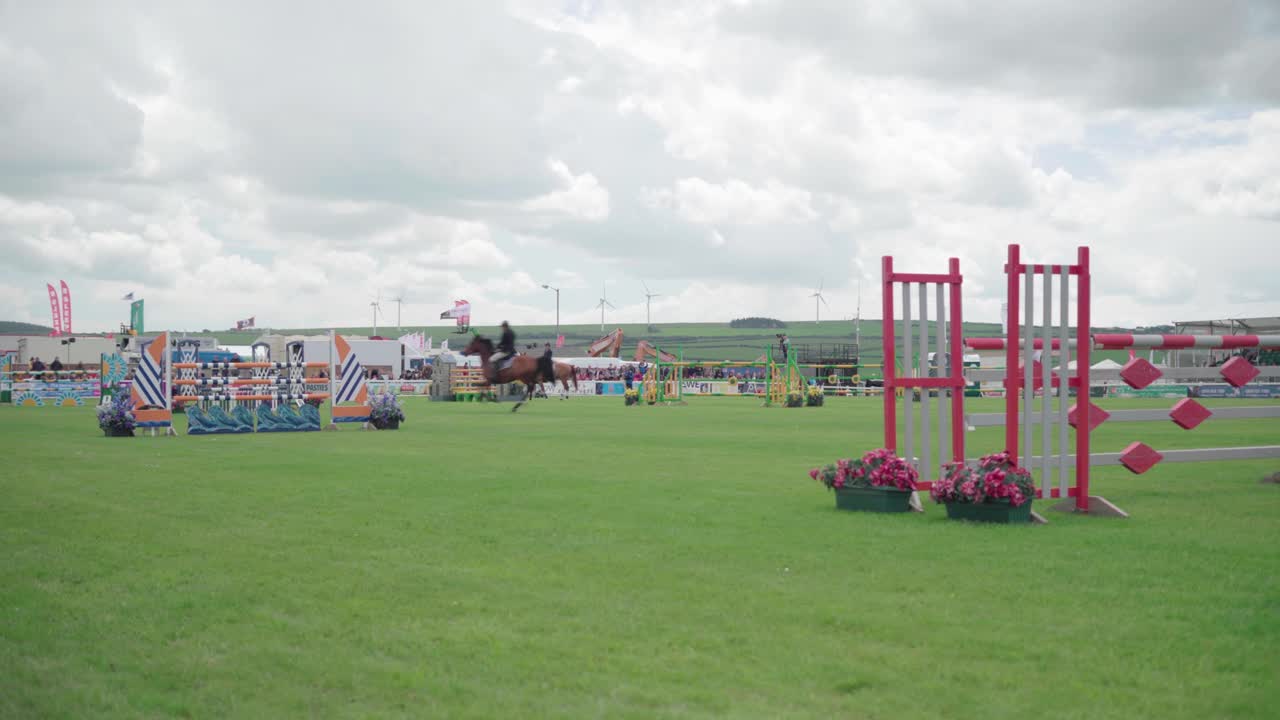 конные соревнования на сельскохозяйственной выставке - всадник на лошади высоко прыгает на брусьях с препятствиями в корнуолле, англия, великобритания